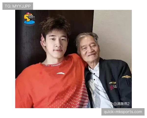 潘展乐训练完直接啃鸡腿，这自律和放纵切换得太丝滑了