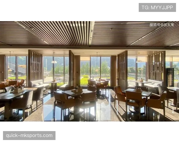 李小鹏家里度假别墅曝光，普通人想都不敢想的泳池和健身房一起有？